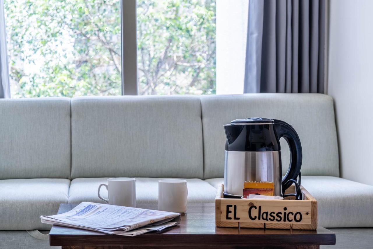 Hotel El Classico Rajkot Esterno foto