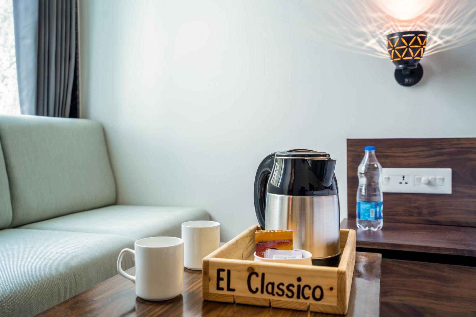 Hotel El Classico Rajkot Esterno foto