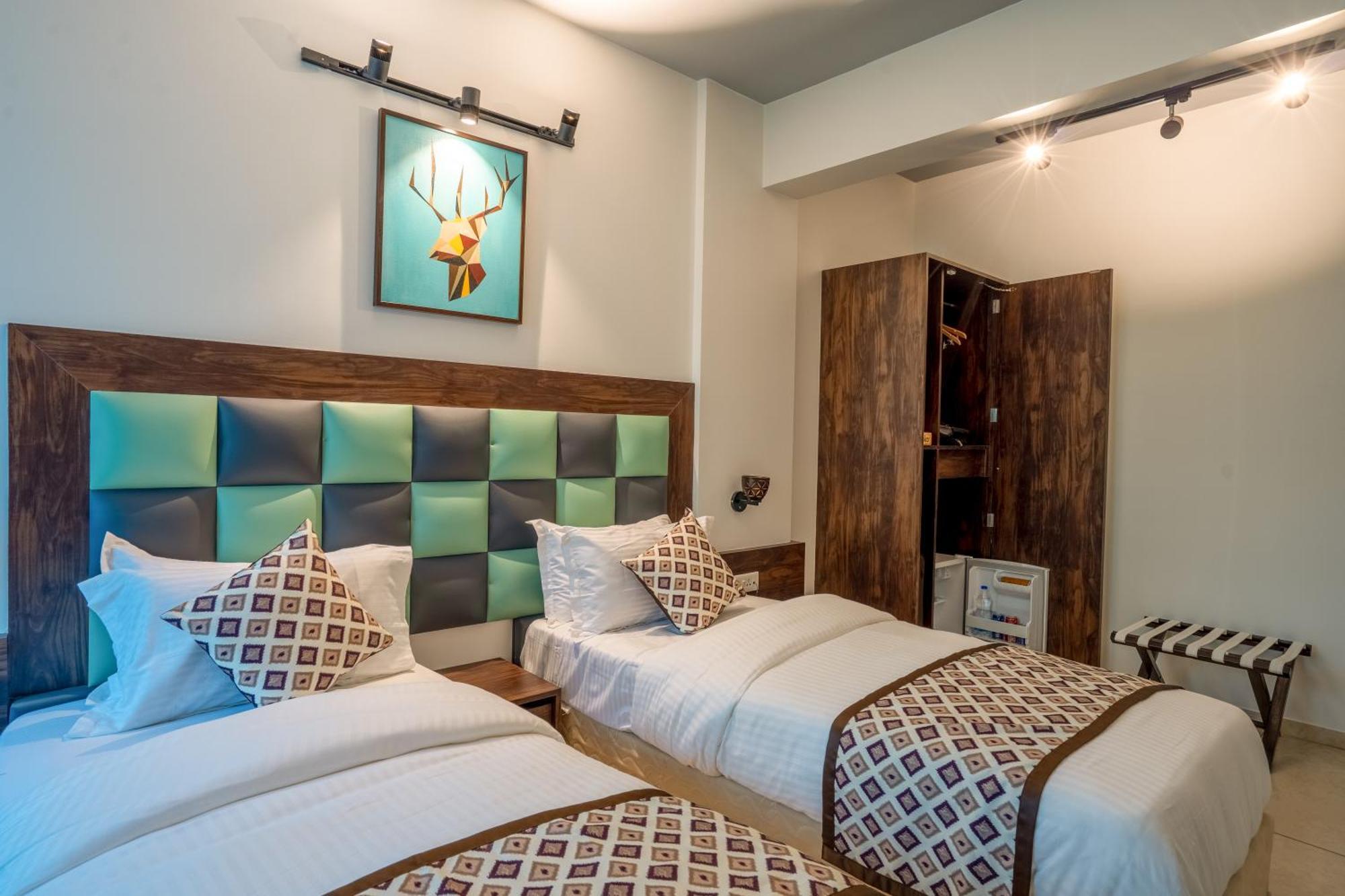Hotel El Classico Rajkot Esterno foto