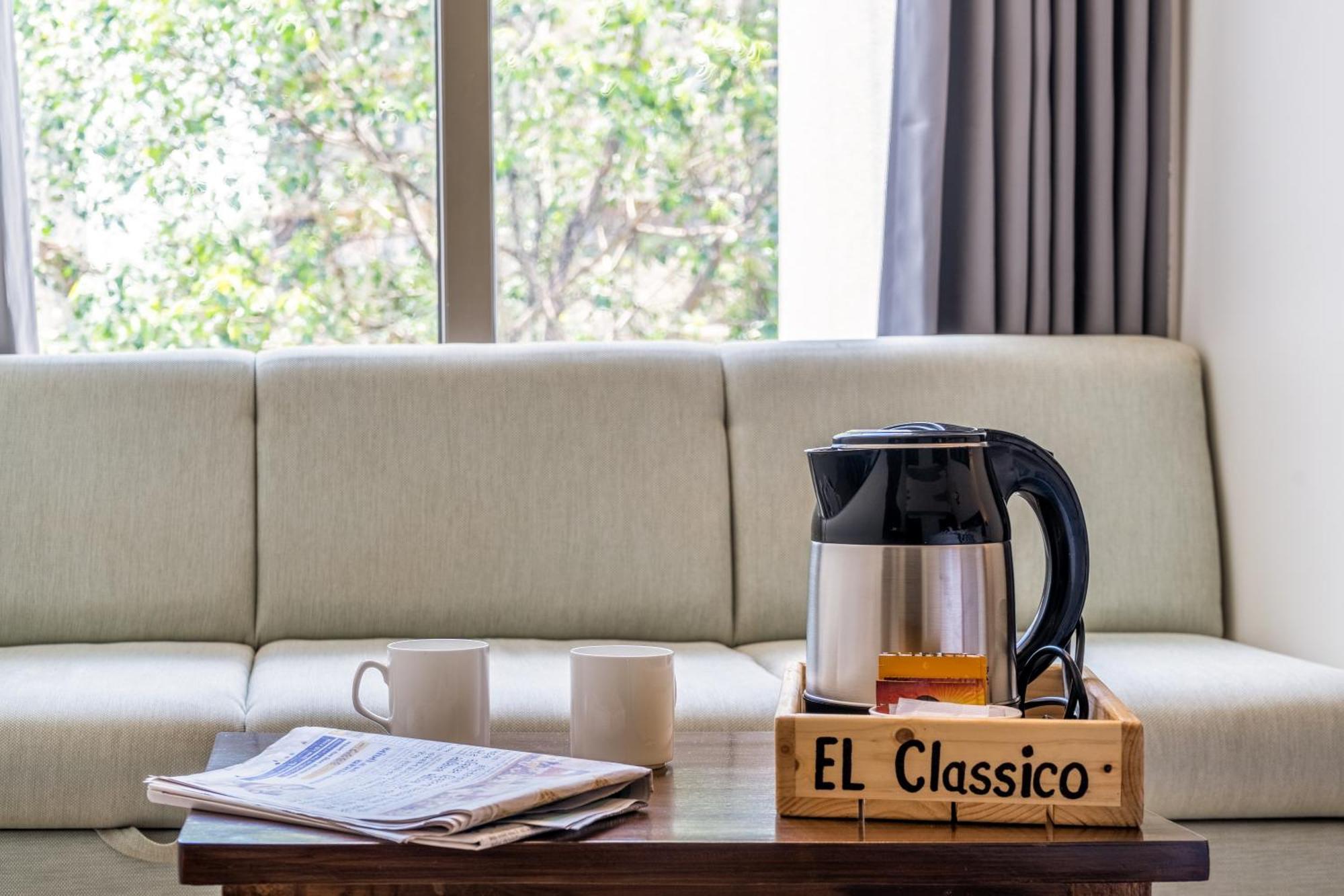 Hotel El Classico Rajkot Esterno foto
